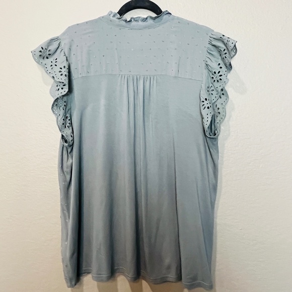 Flower & Feather | 2XL | Light Sage Green Eyelet Short‑Sleeve Top - Picture 4 of 4